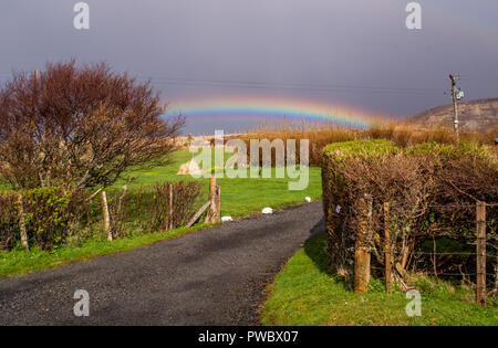 Regenbogen und dark sky, Isle of Skye, Schottland, Großbritannien Stockfoto