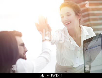 Freudige Kollegen zeigen Ihren Erfolg, indem Sie jedem anderen "fünf". Stockfoto
