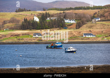 Boote und Schiffe im Hafen der Stadt von Uig, Isle of Skye, Schottland, Großbritannien Stockfoto