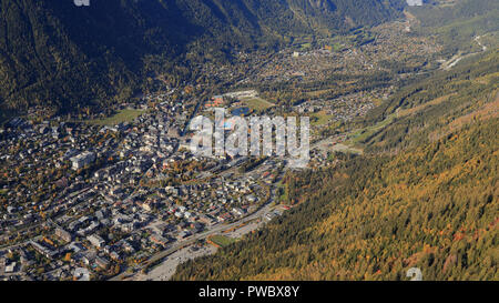 Luftaufnahme von Chamonix, Chamonix-Mont-Blanc, Haute-Savoie, Frankreich, Europa. Luftbild, Perspektive eines Gleitschirms. Stockfoto