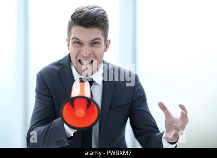 Portrait des jungen Mannes stattlich mit Megaphon riefen Stockfoto