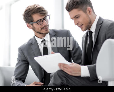 Bild von zwei erfolgreichen Geschäftspartner bei der Sitzung in der Arbeit Stockfoto
