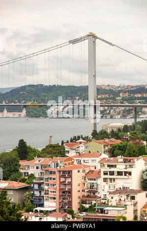 Blick auf den 15. Juli Märtyrer Suspension Bridge überragt Gebäude unterhalb, Istanbul, Türkei Stockfoto