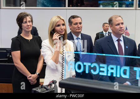 Ivanka Trump, die Tochter von Präsident Donald Trump, spricht mit der Crew an Bord der Internationalen Raumstation während eines Besuchs bei der Mission Control Center am Johnson Space Center, 20. September 2018 in Houston, Texas. Stehend mit Ivanka Trump sind US-Senator Ted Cruz, Mitte, und NASA-Administrator Jim Bridenstine, rechts. Stockfoto