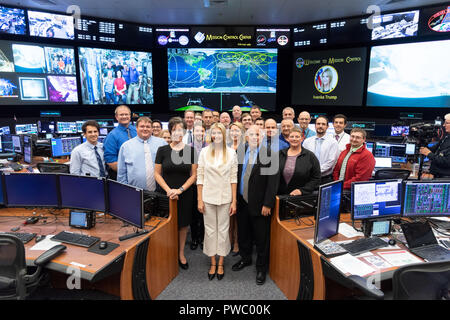 Ivanka Trump, die Tochter von Präsident Donald Trump, posiert für ein Gruppenfoto mit der Internationalen Raumstation Flight Control Team bei einem Besuch im Mission Control Center am Johnson Space Center, 20. September 2018 in Houston, Texas. Stockfoto