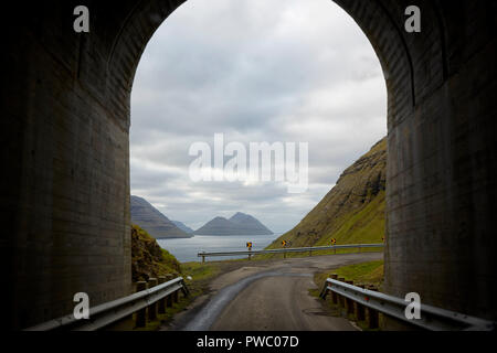 Verlassen des Tunnels in Trollanes auf Kalsoy Insel in Färöer Färöer