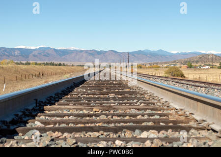 Low Angle View der Bahnstrecke, die zu den Rocky Mountains. Stockfoto