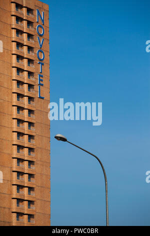 Braune Architektur gegen den blauen Himmel. Singapur Stockfoto