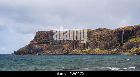 Wasserfall und Strand Talisker Bay, Sile von Skye, Innere Hebriden Schottland, Großbritannien Stockfoto