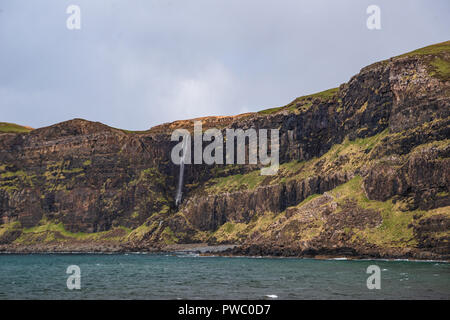 Wasserfall und Strand Talisker Bay, Sile von Skye, Innere Hebriden Schottland, Großbritannien Stockfoto