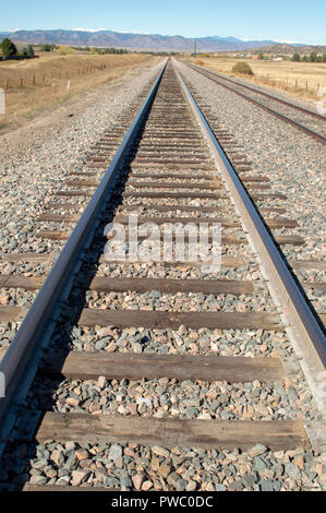 Leere Colorado Railroad Track führt zu den Rocky Mountains über Castle Rock Stockfoto