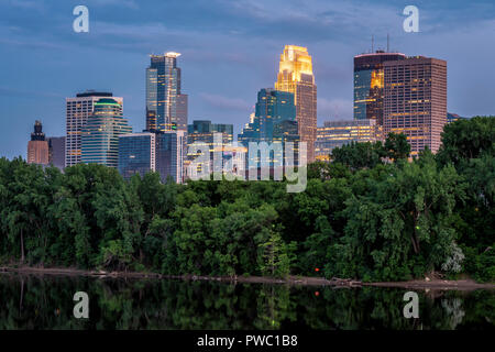 Skyline von Minneapolis aus dem Norden in der Abenddämmerung von Plymouth Avenue. Stockfoto