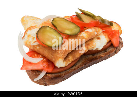 Sandwich mit Ei, Tomaten und Gurken. Stockfoto