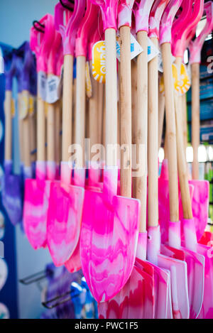 Seaside Schaufel und Spaten Auflegen außerhalb eines Shop Stockfoto