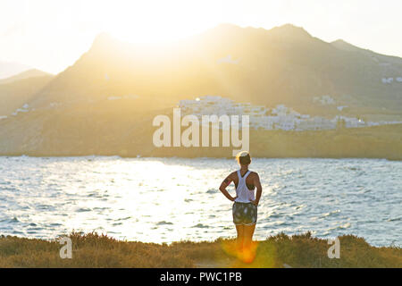 Mädchen jogging schaut auf den Sonnenaufgang. Gesunder Lebensstil Reisen in die Griechische Inseln Stockfoto