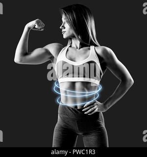 Schwarze und weiße Schoß der Frau in Sportswear demonstriert ihre muskulösen Körper. Stockfoto