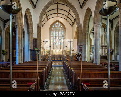 Sonnenlicht, das durch die Glasfenster galss Fenster mit Reflexion auf dem Boden in St. Peters Kirche, Dorchester, Dorset am 22. Februar 2014 Stockfoto