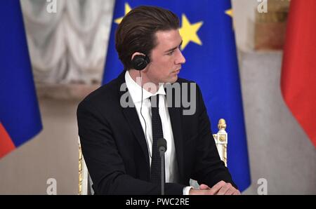 Der österreichische Kanzler Sebastian Kurz während einer gemeinsamen Pressekonferenz nach einer feierlichen Unterzeichnung mit dem russischen Präsidenten Wladimir Putin bei der Eremitage am 3. Oktober in St. Petersburg, Russland 2018. Stockfoto