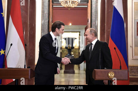 Der russische Präsident Wladimir Putin und Bundeskanzler Sebastian Kurz, Links, schüttelt Hände nach einer gemeinsamen Pressekonferenz im Anschluss an eine Führung durch die Eremitage 3. Oktober in St. Petersburg, Russland 2018. Putin und Kurz tourte die Imperial Hauptstädte, St. Petersburg und Wien: Museum Sammlung Meisterwerke Ausstellung ein Joint Venture zwischen der Eremitage und dem Kunsthistorischen Museum Wien. Stockfoto