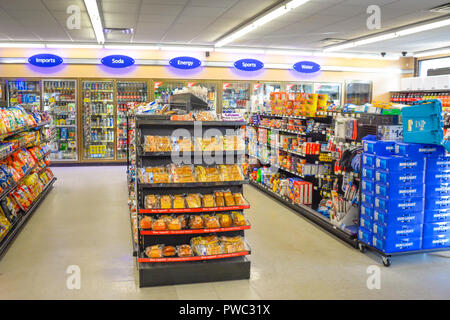 Inneneinrichtung eines allgemeinen Convenience-Marktes mit Gängen von Snacks Und Kühlboxen voller Getränke überall in den USA Stockfoto