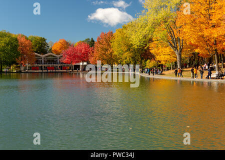 Montreal, Kanada - 14. Oktober 2018: Beaver Lake an der Spitze der Mont-Royal, wie Laub platzt mit Farben des Herbstes. Stockfoto