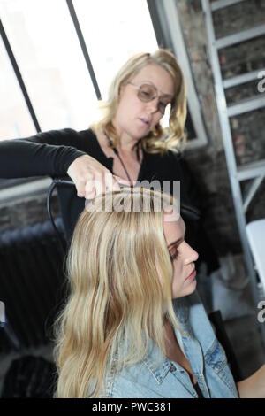 NEW YORK, NY - 14. April: ein Modell fertig, backstage vor dem Watters Frühjahr 2019 Bridal fashion show am 14. April 2018 in New York City. Stockfoto