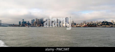 Blick von in der Bucht der langen Uferpromenade entlang des San Francisco Kalifornien Downtown Skyline der Stadt. Stockfoto