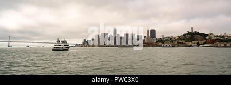 Blick von in der Bucht der langen Uferpromenade entlang des San Francisco Kalifornien Downtown Skyline der Stadt. Stockfoto