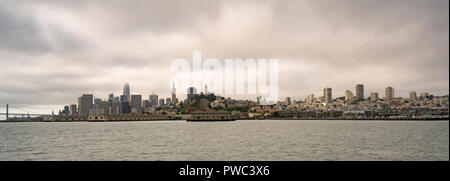 Blick von in der Bucht der langen Uferpromenade entlang des San Francisco Kalifornien Downtown Skyline der Stadt. Stockfoto