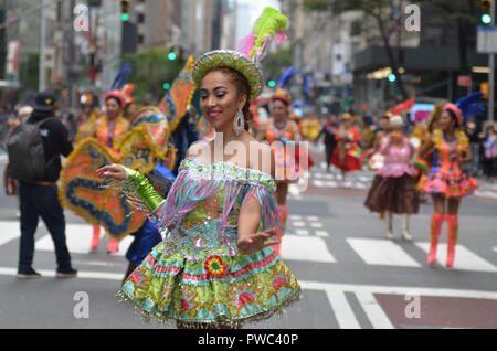 Der 54 Hispanic Day Parade marschiert der Fifth Avenue. Tausende von Hispanic New Yorker teil, und die bunten kulturellen Parade gesehen. Stockfoto