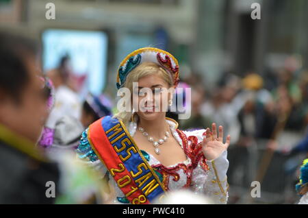 Der 54 Hispanic Day Parade marschiert der Fifth Avenue. Tausende von Hispanic New Yorker teil, und die bunten kulturellen Parade gesehen. Stockfoto