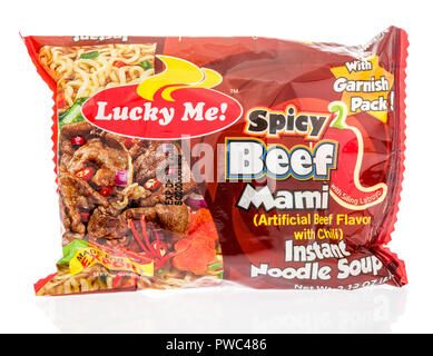 Winneconne, WI - 7. Oktober 2018: ein Paket von Lucky mich würziges Rindfleisch Nudeln auf einem isolierten Hintergrund Stockfoto