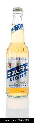 Winneconne, WI - 7. Oktober 2018: Eine einzelne Flasche San Mig light Bier auf einem isolierten Hintergrund Stockfoto