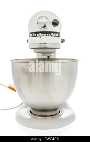 Winneconne, WI - 14. Oktober 2018: Ein weißer Kitchen Aid mixer Classic Plus auf einem isolierten Hintergrund Stockfoto