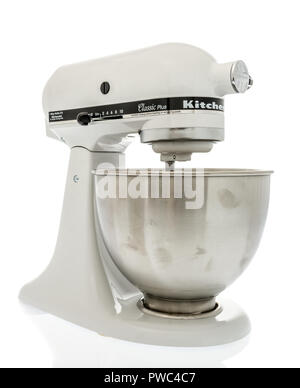 Winneconne, WI - 14. Oktober 2018: Ein weißer Kitchen Aid mixer Classic Plus auf einem isolierten Hintergrund Stockfoto