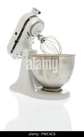 Winneconne, WI - 14. Oktober 2018: Ein weißer Kitchen Aid mixer Classic Plus auf einem isolierten Hintergrund Stockfoto