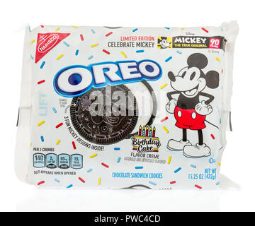 Winneconne, WI - 14. Oktober 2018: ein Paket von Oreo limited edition birthday cake Aroma mit Mickey Maus auf einem isolierten Hintergrund Stockfoto