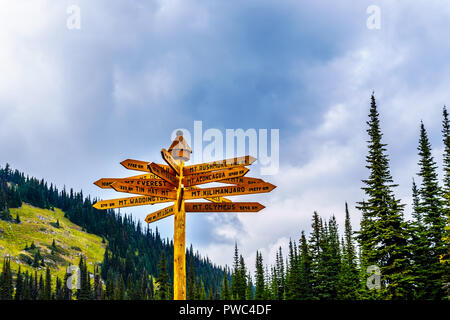 Zeichen für Tod Berg bei Sun Peaks Dorf, in British Columbia, Kanada, die Entfernungen zu einigen bekannten Berge der Welt zeigt Stockfoto