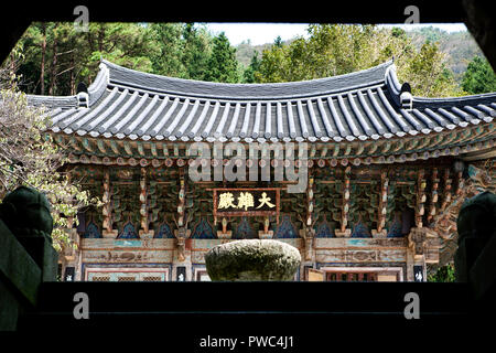 Daeungjeon Hall (das Hauptgebäude des Tempels) von Yongmunsa Tempel, Namhae-gun, in der Provinz Gyeongsangnam-do, Südkorea. Stockfoto