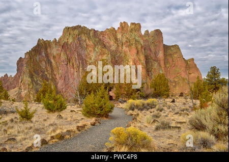 Wanderungen mit meinem Hund bei Smith Rock State Park in Oregon Stockfoto