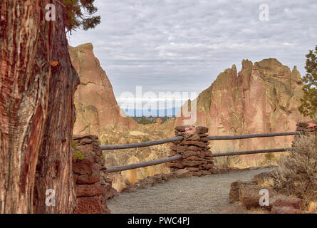 Wanderungen mit meinem Hund bei Smith Rock State Park in Oregon Stockfoto