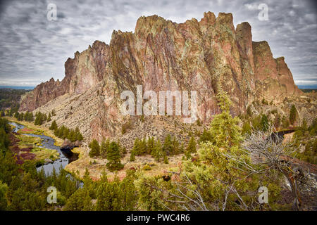 Wanderungen mit meinem Hund bei Smith Rock State Park in Oregon Stockfoto