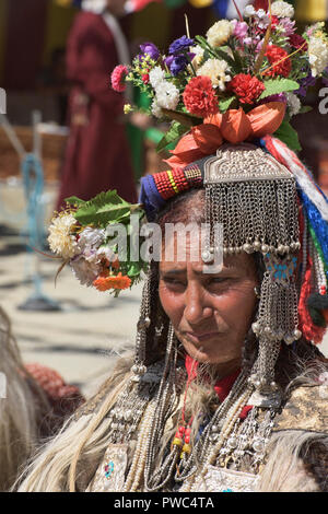 Arische (Brogpa) Frau in Tracht, Biama Dorf, Ladakh, Indien Stockfoto