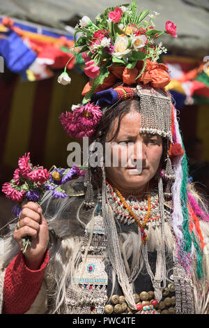 Arische (Brogpa) Frau in Tracht, Biama Dorf, Ladakh, Indien Stockfoto