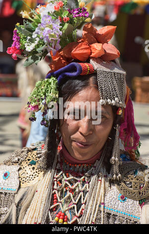 Arische (Brogpa) Frau in Tracht, Biama Dorf, Ladakh, Indien Stockfoto