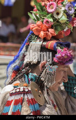 Arische (Brogpa) Frau in Tracht, Biama Dorf, Ladakh, Indien Stockfoto