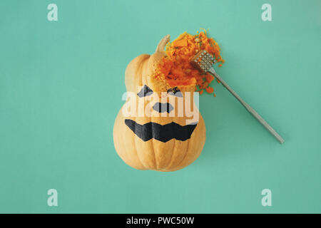 Flach lustig furchtsames Gesicht Halloween Kürbisse auf Türkisfarbenem Hintergrund. Herbst Herbst Halloween minimalen Begriff Ansicht von oben Stockfoto