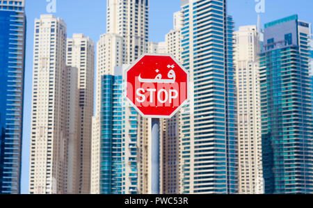 Stop-Schild auf der Straße in der Stadt Dubai, Vereinigte Arabische Emirate Stockfoto