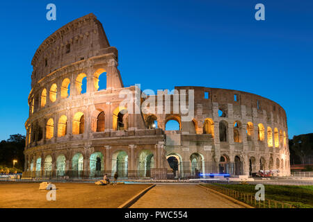 Kolosseum bei Nacht in Rom Stockfoto