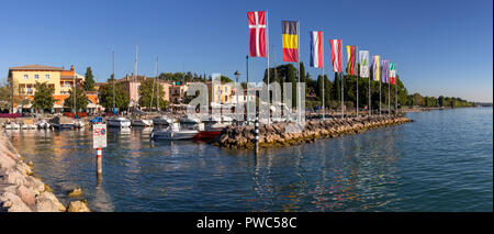 Boote im Hafen von Bardolino am Gardasee, Italien Stockfoto